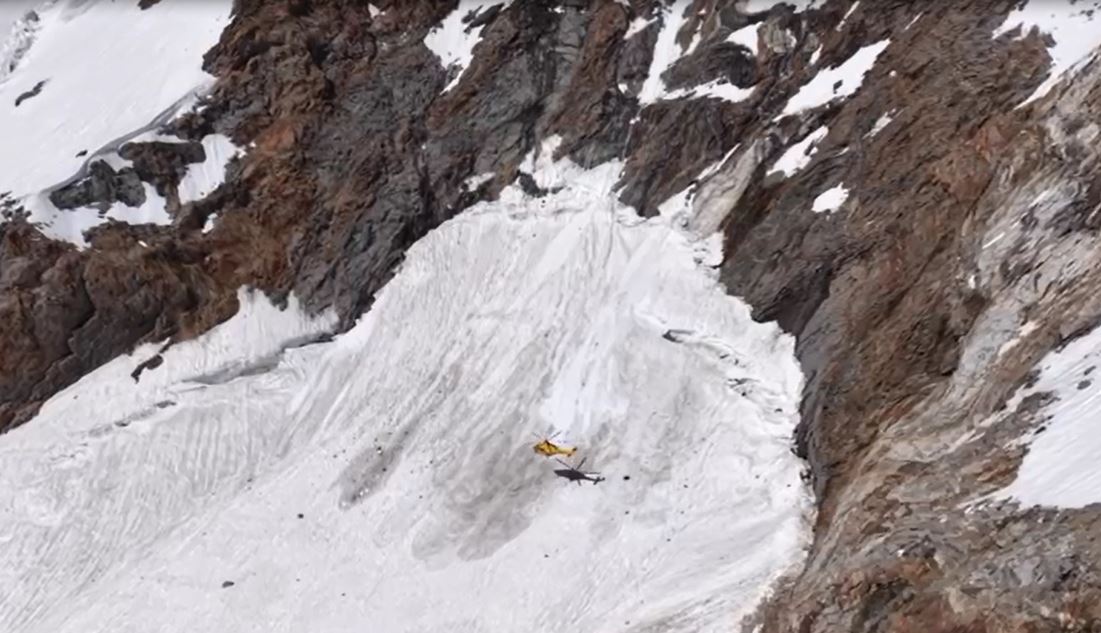 Sbagliano strada e cadono nel crepaccio, alpinisti recuperati