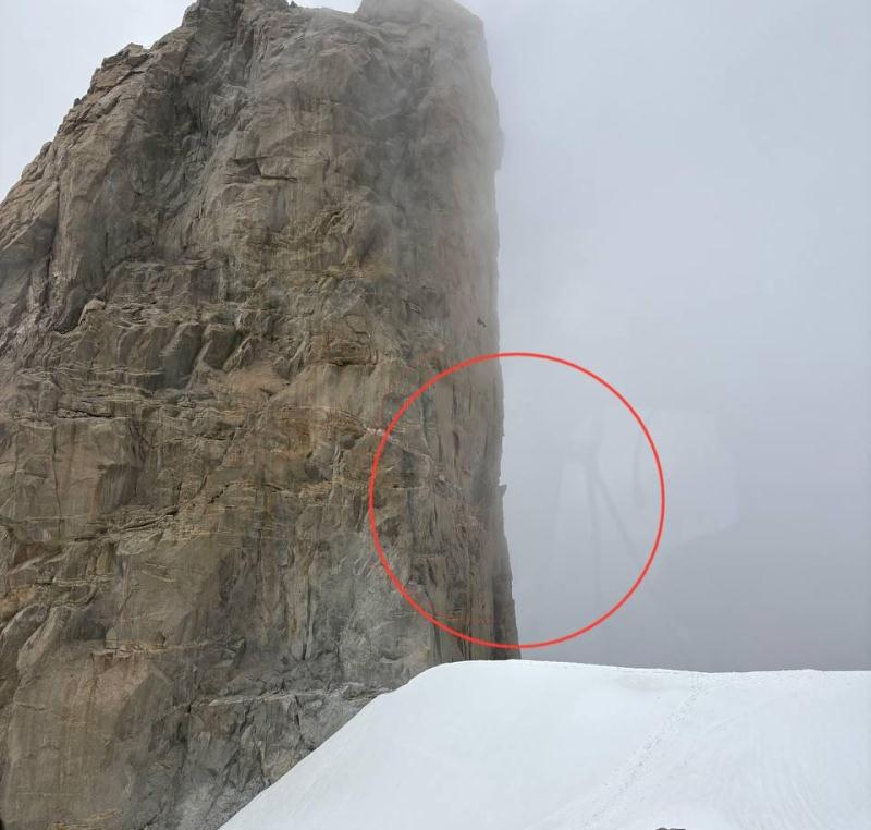 Alpinista sospeso nel vuoto: il recupero sul Dente del Gigante