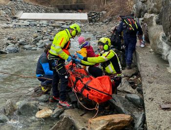 Tredicenne bloccato nel torrente a Cogne, interviene il Sav