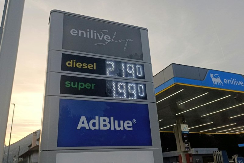 Benzina e gasolio a prezzi calmierati, code ai distributori anche in Valle d'Aosta