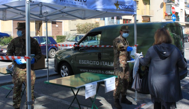 Esercito distribuisce mascherine