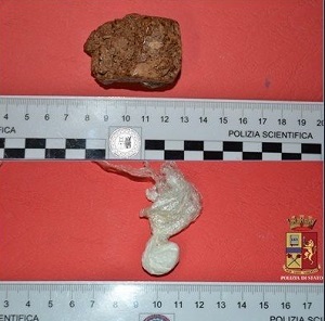 Rientra in Valle dopo "rifornimento" di droga: in manette aostano