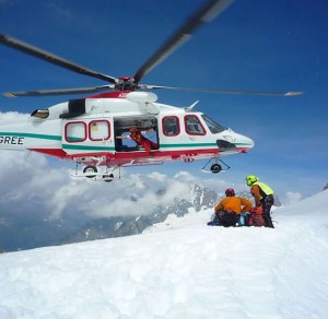 Cervinia, illeso sciatore caduto in un crepaccio