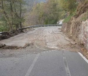 Maltempo, frana su una strada comunale a Châtillon