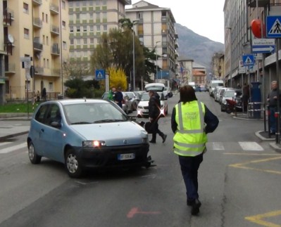 Aosta, scontro tra auto in via Festaz: traffico deviato
