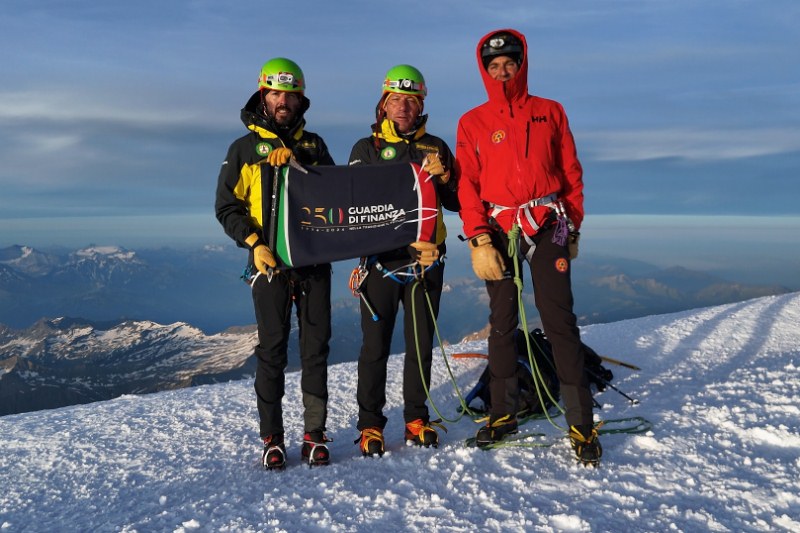 Vessillo sul Monte Bianco