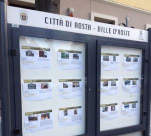 Aosta, il Comune ci ripensa: gli impianti pubblicitari della Babele restano