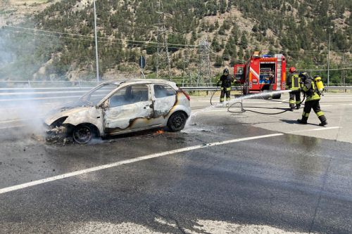 Incendio auto a Villeneuve