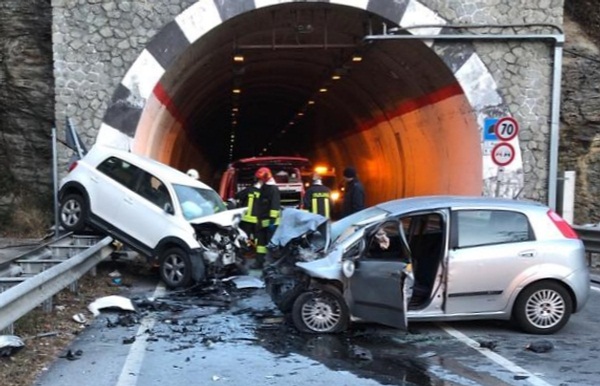 Attivata un'equipe medica per il giovane automobilista ferito ad Avise