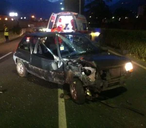 Aosta, sbanda e finisce contro un palo: ferito un automobilista