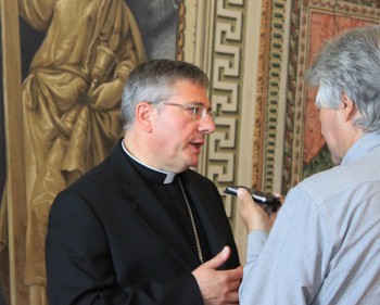 Il vescovo di Aosta ferito in un incidente stradale