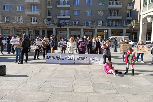 Manifestazione no vax davanti Palazzo regionale
