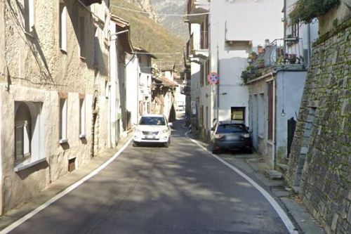 Una strettoia lungo la strada regionale 44 Una strettoia lungo la strada regionale 44