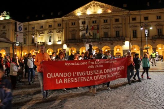 Manifestazione free-vax ad Aosta: in 800 sfilano nel centro storico