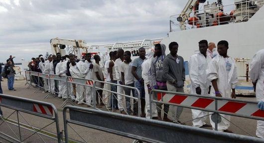migranti-sbarco2x530