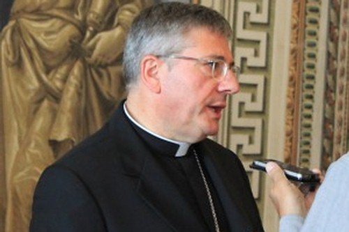 Il vescovo di Aosta, mons Lovignana Il vescovo di Aosta, mons Lovignana