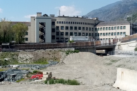 Il cantiere davanti all'ospedale Parini di Aosta