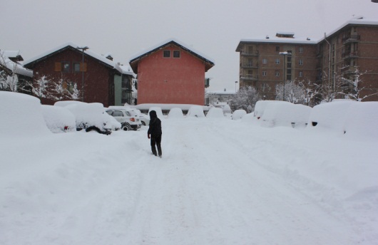 Aosta, mezzi al lavoro di notte per rimuovere i cumuli di neve