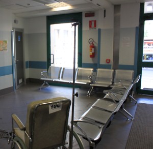 Va al pronto soccorso con un coltello: denunciato dalla polizia di Aosta