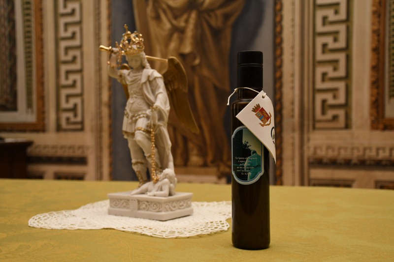 Una boccetta di olio di Capaci dal questore al vescovo di Aosta