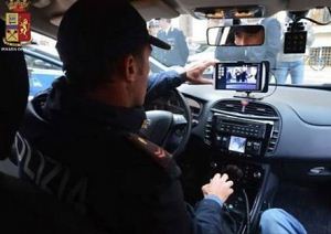 Sperona auto della polizia e scappa, denunciato automobilista