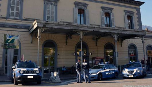 Minorenne fermato con marijuana e coltelli nello zaino