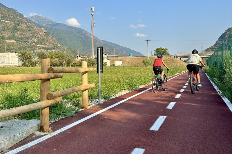 La pista ciclabile tra Pont-Saint-Martin e Donnas La pista ciclabile tra Pont-Saint-Martin e Donnas