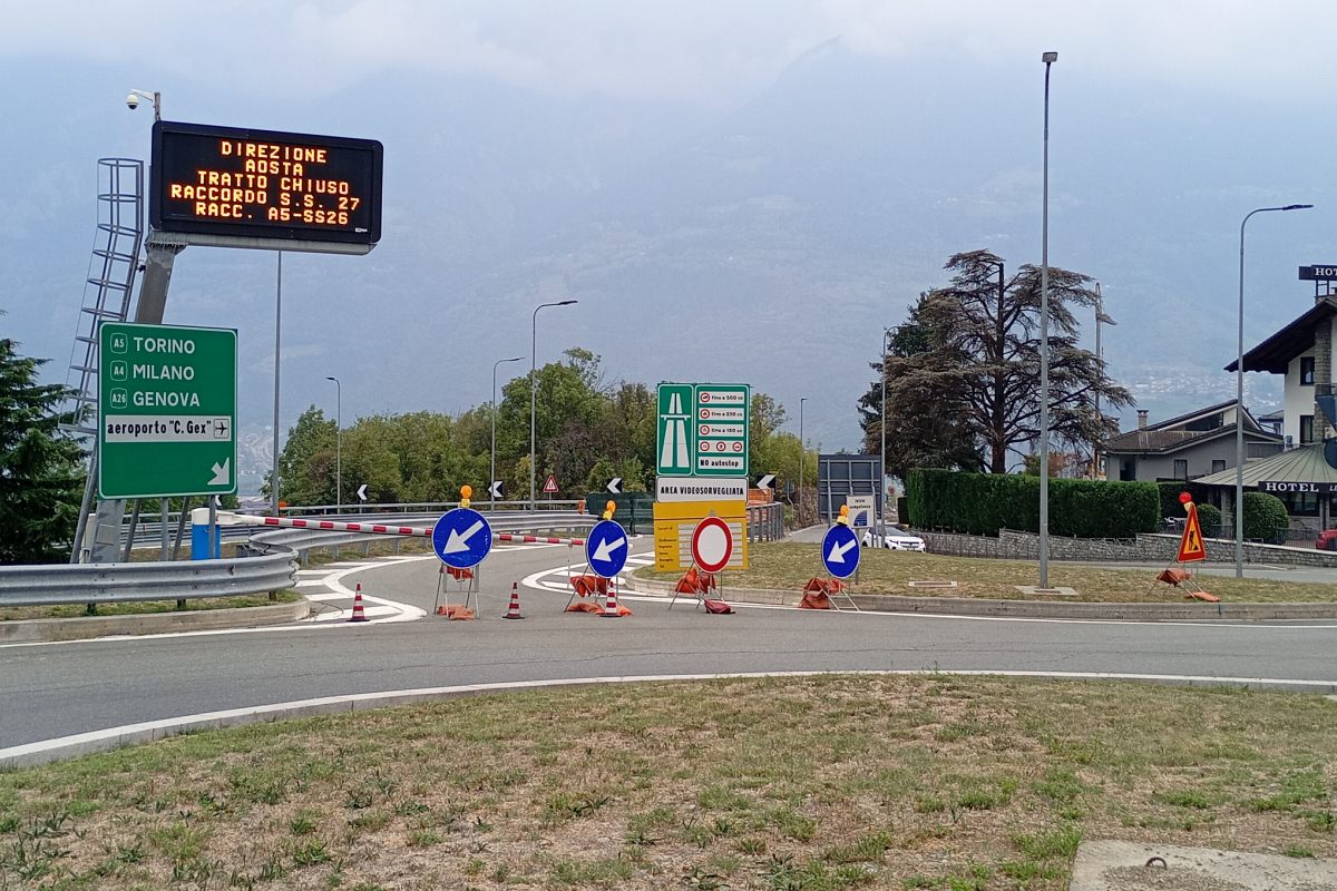 Pedaggio gratuito in un tratto di A5 durante la chiusura del raccordo con la SS27