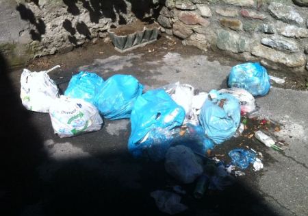 Aosta, i rifiuti non amano i nuovi "bidoni di lamiera infernali"