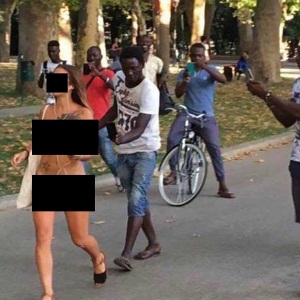 Passeggia nuda in città: ragazza di Aosta multata a Bologna