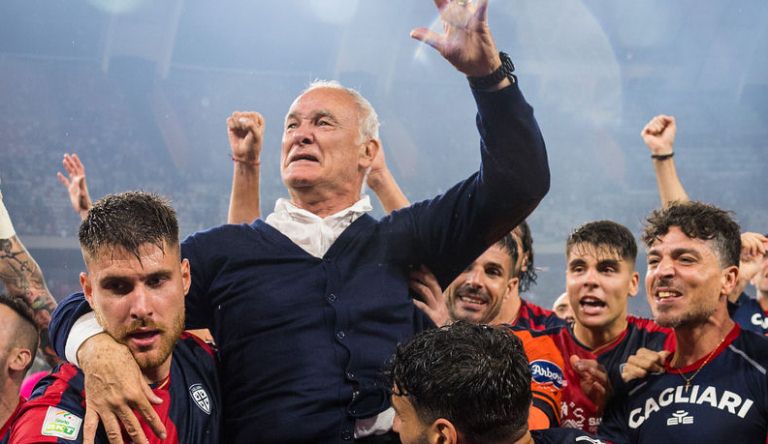 Ranieri e il Cagliari festeggiano la promozione in Serie A