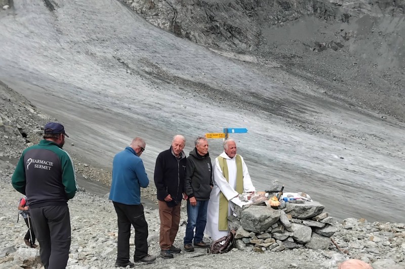 Al lago Lexert una festa per i 50 anni di don Ivano Reboulaz