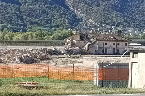 L'ex Hotel Alp durante la demozione
