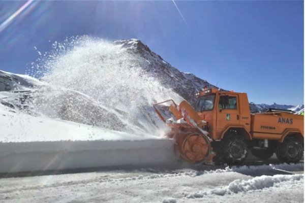 Sgombero neve al Colle del Gran San Bernardo