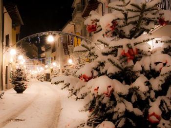 Saint-Vincent, gli alberi di Natale incontrano le decorazioni realizzate dai bambini