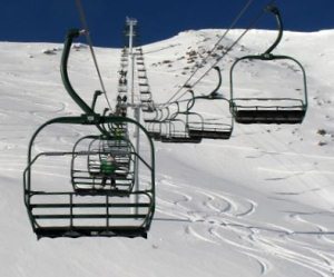In auto sulle piste da sci di Torgnon: milanese denunciato