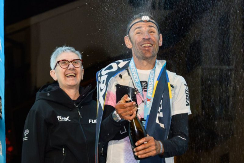 Franco Collé festeggia la vittoria del Tor des Glaciers