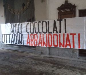 Aosta, striscione contro l'amministrazione comunale