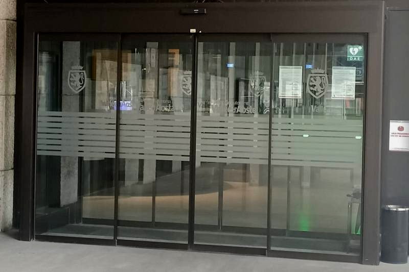 L'ingresso della sede della Regione L'ingresso della sede della Regione