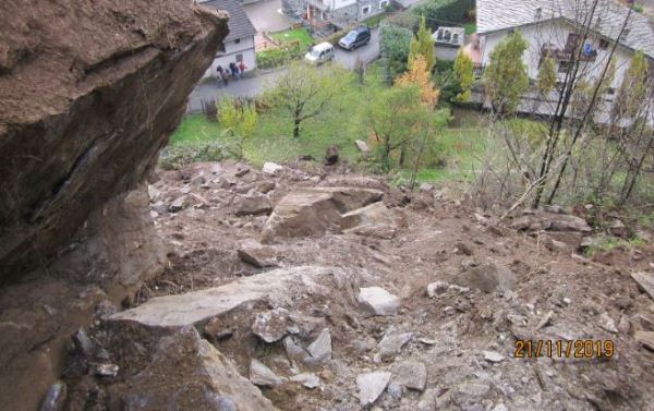 Crolli di roccia a Verrès, chiusa una strada comunale