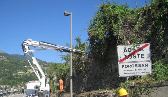 Aosta, tagliate alcune piante a rischio caduta sulla strada di Porossan-Roppoz