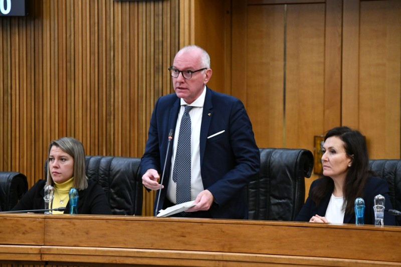 Renzo Testolin espone il programma di governo