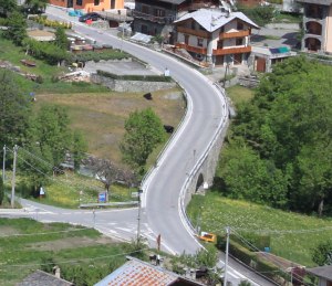 Valpelline, rotatoria e isola pedonale sulla strada regionale 28