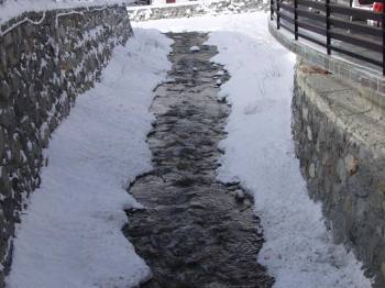 Cade con l'auto nel torrente Marmore, salvo