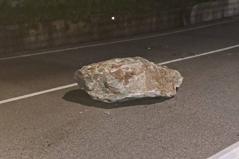 Masso caduto sulla SR45 (foto RAVA)