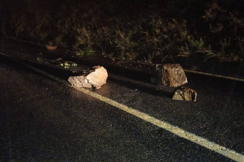 Maltempo, cadono massi sulla strada regionale 45