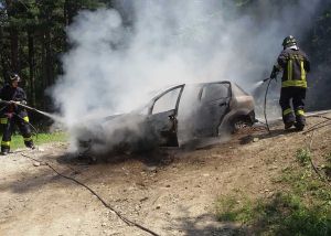 Gressan, auto distrutta da un incendio