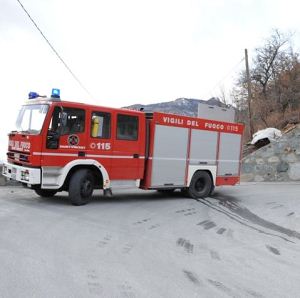 Incendio boschivo a Saint-Denis, intervengono i vigili del fuoco