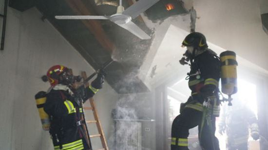 Aosta, incendio nel sottotetto di una palazzina