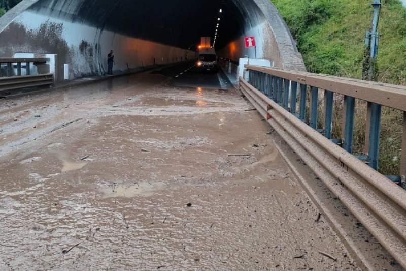 Colata di fango sulla A5 (foto Centro funzionale regionale)